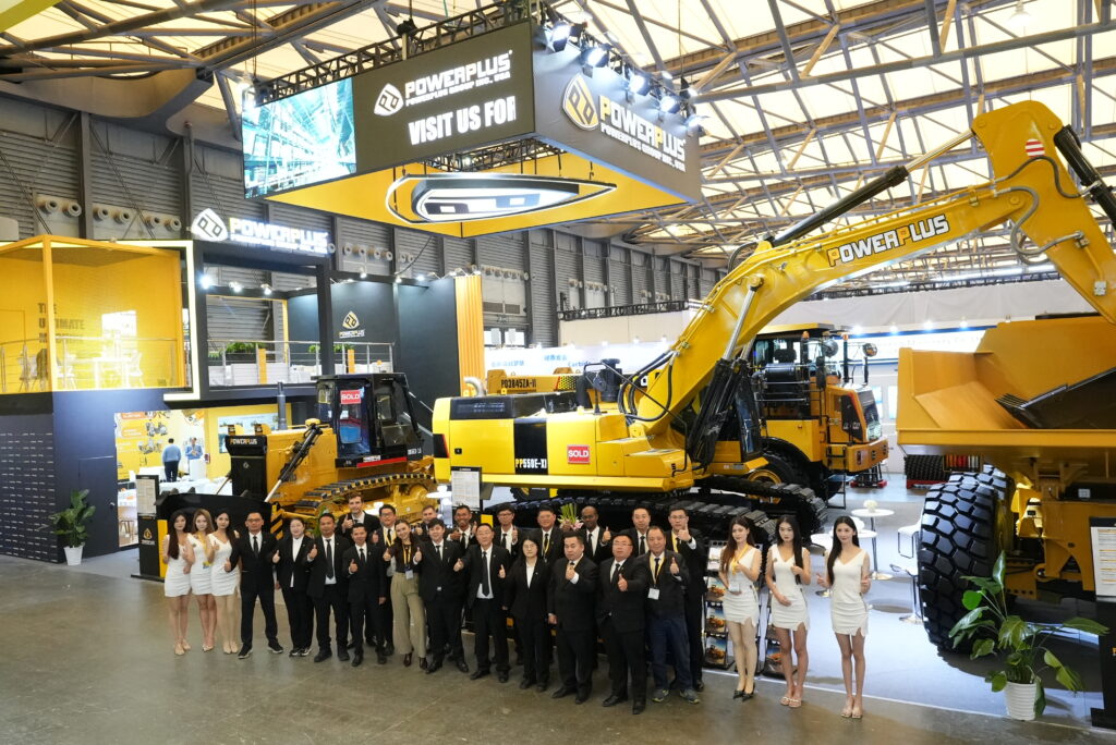 powerplus-group-bauma-china-2024-team-members-taking-photo-together